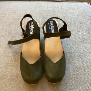 Sandgrens size 40 in olive green